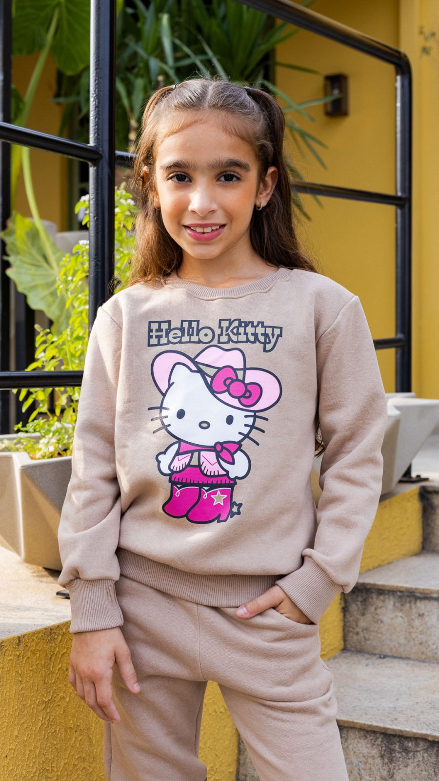Conjunto De Moletom Infantil Feminino Com Estampa da Hello Kitty Boiadeira Bege - Image 5