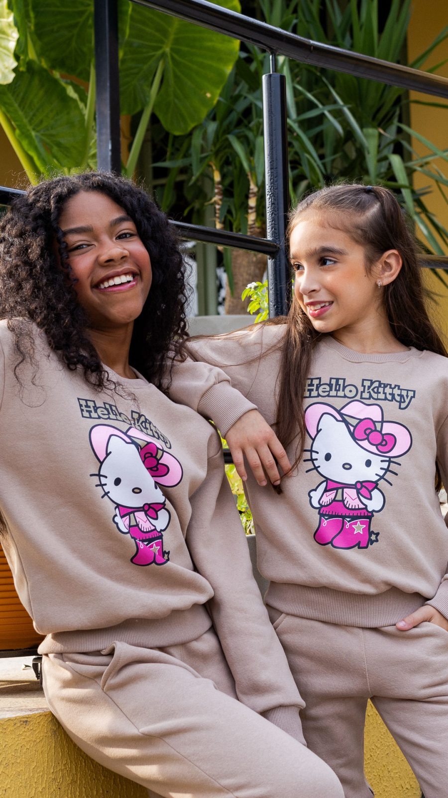 Conjunto De Moletom Infantil Feminino Com Estampa da Hello Kitty Boiadeira Bege - Image 2