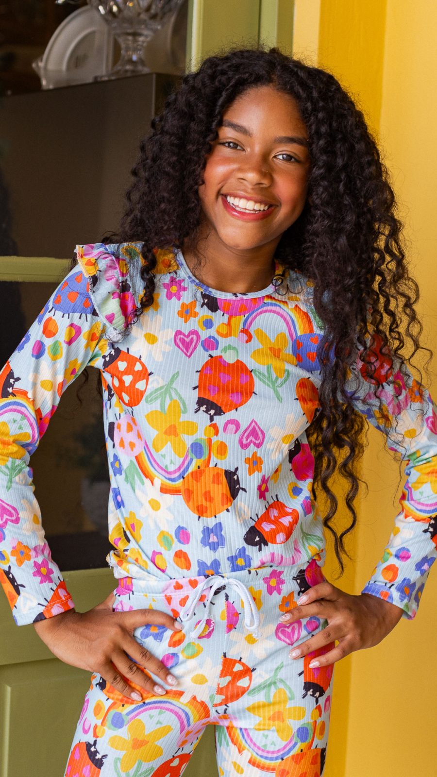 Conjunto Infantil Feminino Canelado De Blusa E Calça Estampado Joaninhas Coloridas - Image 3