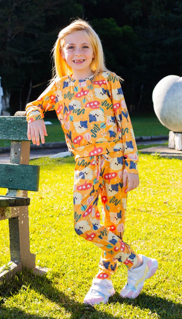 Conjunto Canelado Infantil Feminino De Blusa Com Bolso e Calça Estampado De Gatinhos