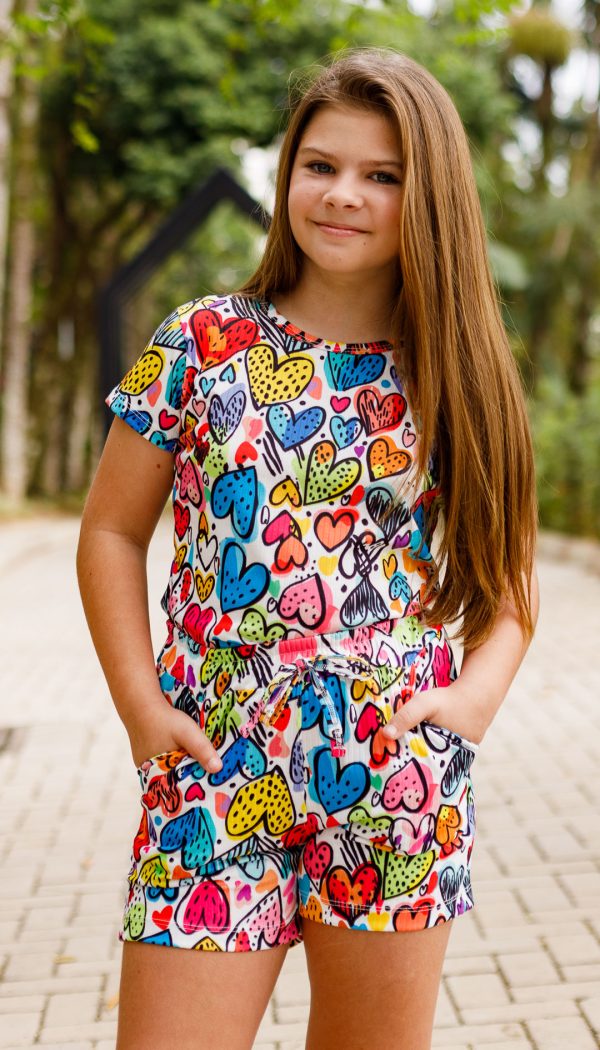 Conjunto Canelado De Blusa e Shorts Infantil Feminino Estampado De Corações Coloridos