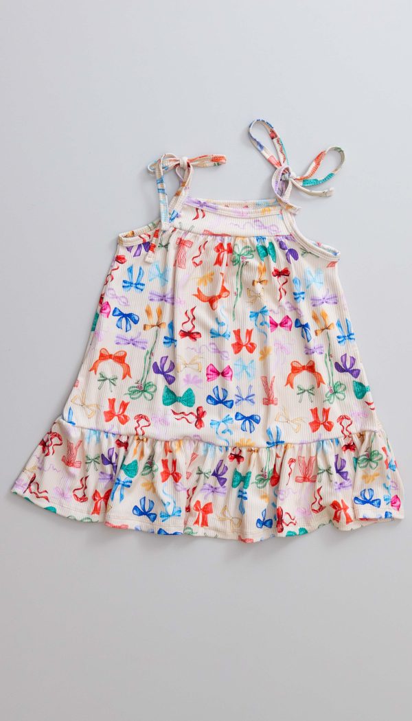 Vestido Canelado Infantil Feminino Com Alçinha De Amarração E Babado Na Barra Estampa Laçinhos Coloridos