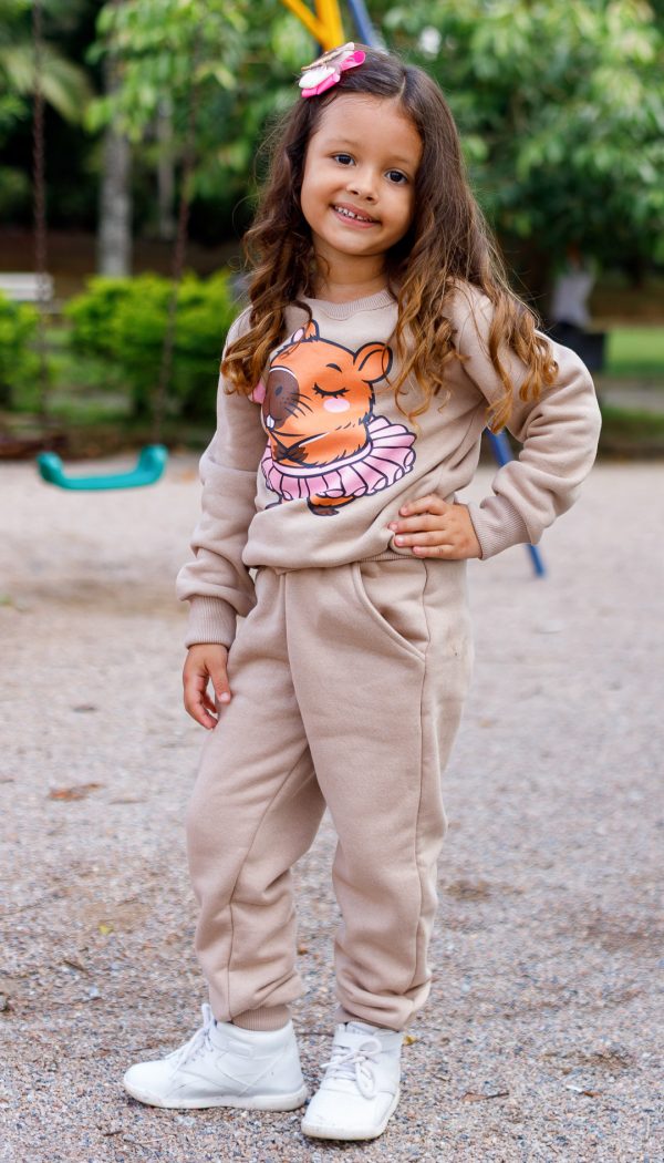 Conjunto De Moletom Infantil Feminino Com Estampa Da Capivara Bailarina Bege
